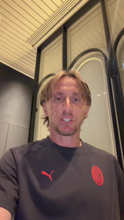 Luka Modrić en su saludo al Milan Club Madrid